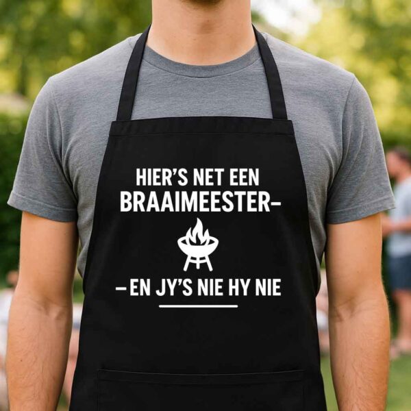 Afrikaans Braai Apron – Hier’s Net Een Braaimeester